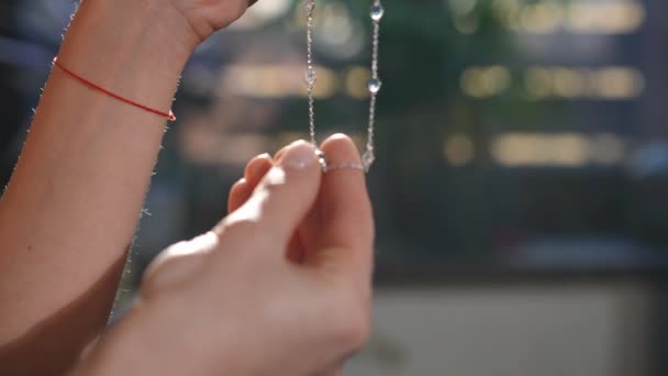 Збільшені Жіночі Пальці Торкаються Дорогоцінних Каменів Намисто Сонячних Променях Приміщенні — стокове відео
