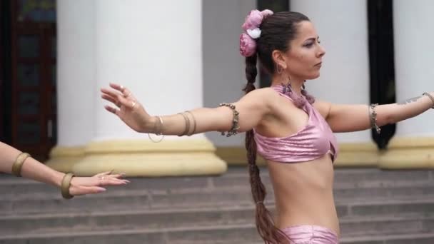 Середній Постріл Упевнених Талановитих Жінок Які Танцюють Індійський Танець Рухаючи — стокове відео