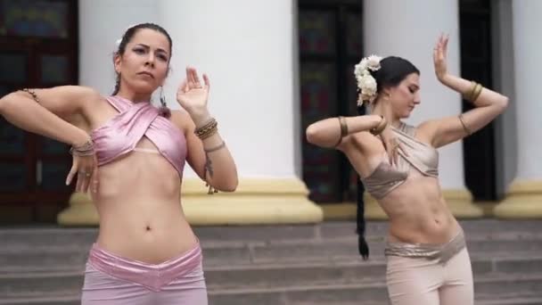 Zoom Fuori Artisti Che Ballano Danza Indiana Muovendo Mani Girando — Video Stock