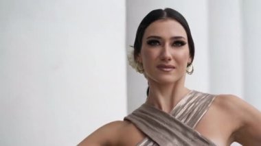 Harika bir kadının portresi gülümseyerek Hint dansı yapıyor. Partneriyle yer değiştiriyor. Güzel, kendine güvenen, açık havada dans eden ve gülümseyen kadınlar. Yaşam tarzı ve koreografi