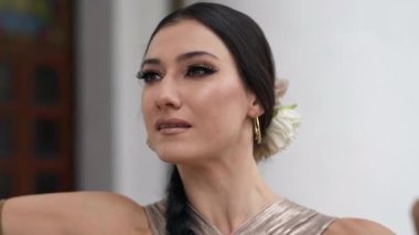 Esnek, zayıf, gülümseyen, hareket eden omuzları ve göğsü olan, Hint dansı yapan bir kadın. Açık havada dans eden, gülümseyen, kendine güvenen muhteşem kadının portresi.