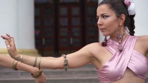Kamera Żywo Śledzi Dwóch Tancerzy Wykonujących Taniec Indyjski Mieście Świeżym — Wideo stockowe