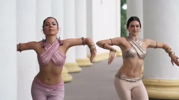 Średni Portret Dwóch Utalentowanych Kobiet Wykonujących Taniec Indyjski Pomiędzy Białymi — Wideo stockowe