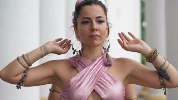 Tatuerad Begåvad Kvinna Utför Indisk Dans Skakar Bröstet Med Suddig — Stockvideo