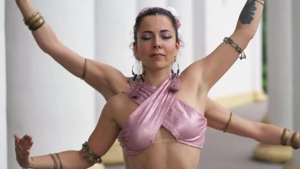 Portret Utalentowanej Kobiety Pozującej Tańca Indyjskiego Uśmiechniętym Partnerem Świeżym Powietrzu — Wideo stockowe