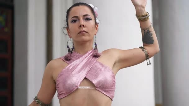 Piękna Utalentowana Kobieta Rękami Zaciśniętymi Między Ramionami Giętymi Podczas Tańca — Wideo stockowe