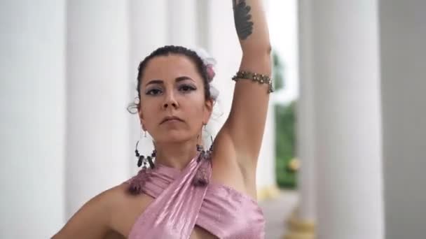 Szczupła Elastyczna Utalentowana Kobieta Wirująca Ramionami Poruszająca Dłońmi Tańcząca Świeżym — Wideo stockowe