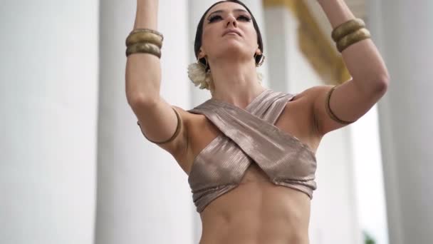 Ζωντανή Ζουμ Κάμερα Πανέμορφο Αυτοπεποίθηση Ταλαντούχος Χορευτής Εκτελεί Ινδικό Χορό — Αρχείο Βίντεο