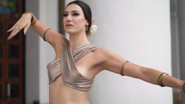 Portret Utalentowanej Wspaniałej Tancerki Wykonującej Taniec Indyjski Wirujący Uśmiechem Piękna — Wideo stockowe