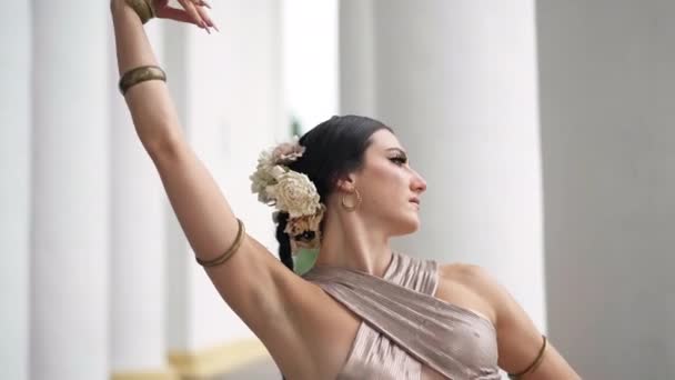 Elastyczny Tancerz Podnoszący Ramiona Zginając Patrząc Górę Wykonując Taniec Indyjski — Wideo stockowe