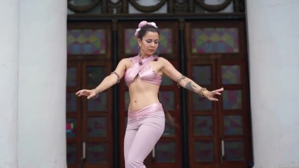 Bailarina Talentosa Flexible Tatuada Agitando Caderas Moviendo Manos Hombros Bailando — Vídeos de Stock