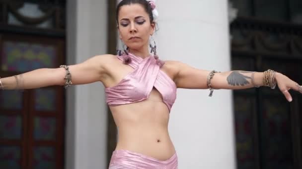 Krásná Půvabná Žena Tančící Indický Tanec Třesoucí Boky Pohybující Tělo — Stock video