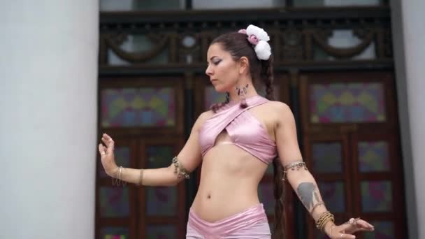 Жінка Татуюванням Руці Рухається Виконуючи Індійський Танець Дивлячись Камеру Портрет — стокове відео