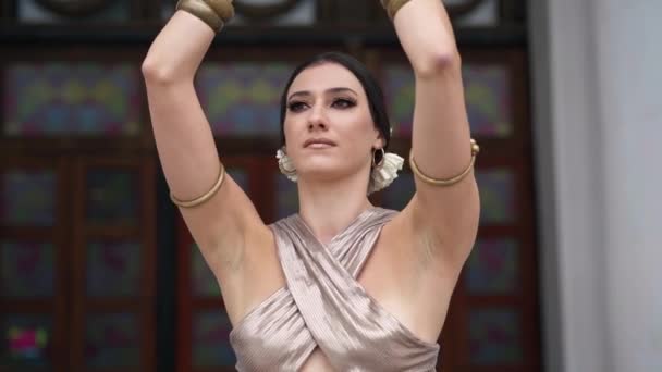 Piękna Kobieta Brązowymi Oczami Czarnymi Włosami Tańcząca Indyjski Taniec Odwracając — Wideo stockowe