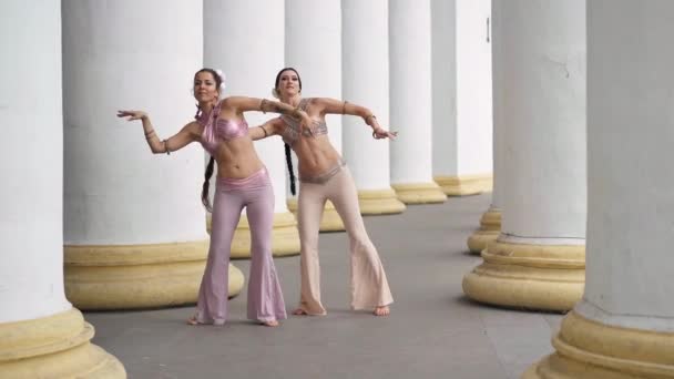 Szeroki Strzał Dwóch Utalentowanych Tancerzy Poruszających Się Jednocześnie Trzęsących Ciałem — Wideo stockowe