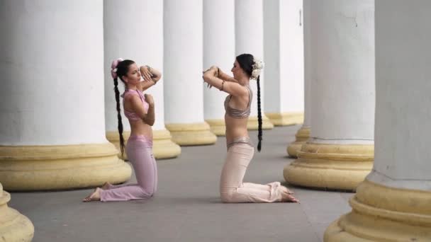 Дві Талановиті Прекрасні Жінки Схилилися Колінах Підняли Індійський Танець Білих — стокове відео