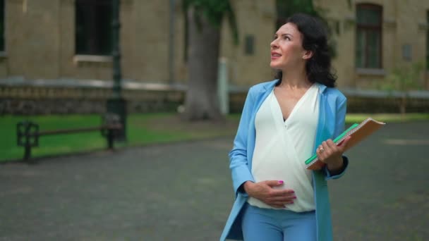 Confiada Hermosa Mujer Negocios Embarazada Caminando Derecha Con Papeleo Pasando — Vídeos de Stock