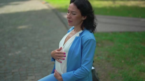Vista Lateral Exitosa Mujer Negocios Embarazada Elegante Traje Azul Acariciando — Vídeo de stock