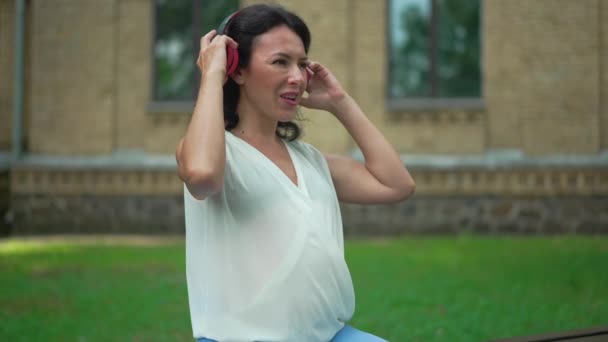 Mujer Embarazada Sonriente Cantando Quitándose Los Auriculares Poniendo Auriculares Vientre — Vídeo de stock