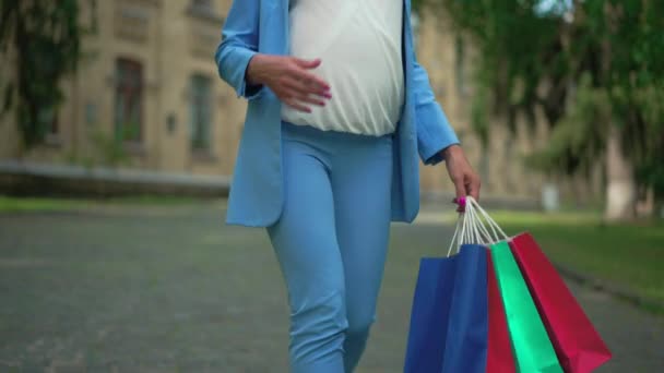 Αγνώριστη Έγκυος Κυρία Τσάντες Για Ψώνια Περπατώντας Αργή Κίνηση Εξωτερικούς — Αρχείο Βίντεο