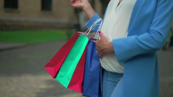Seitenansicht Unkenntlich Schwangere Eleganten Anzug Streichelt Bauch Zeitlupe Einkaufstüten Hängen — Stockvideo