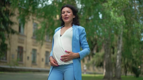 Retrato Una Mujer Embarazada Acariciando Vientre Cruzando Las Manos Cámara — Vídeo de stock