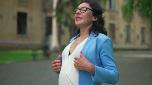 Вид Сбоку Портрет Уверенной Себе Успешной Беременной Женщины Очках Регулирующий — стоковое видео