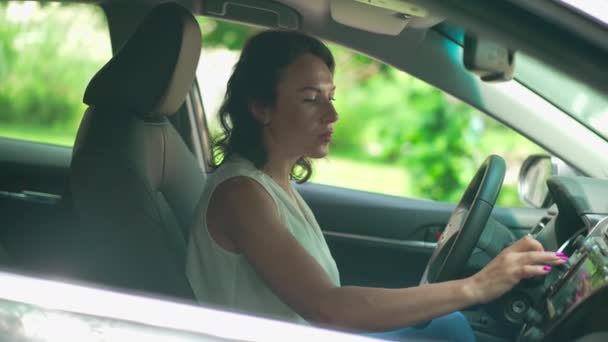 Wspaniała Pewna Siebie Ciężarna Kobieta Siedząca Samochodzie Włączająca Muzykę Tańczącą — Wideo stockowe