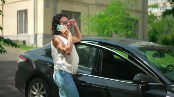 Впевнена Вагітна Жінка Стоїть Біля Дверей Машини Розмовляє Телефону Повільно — стокове відео