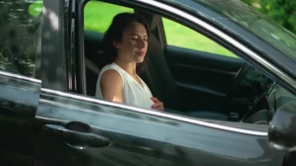 Schöne Schwangere Dame Schließt Autotür Zeitlupe Seufzend Auf Dem Beifahrersitz — Stockvideo