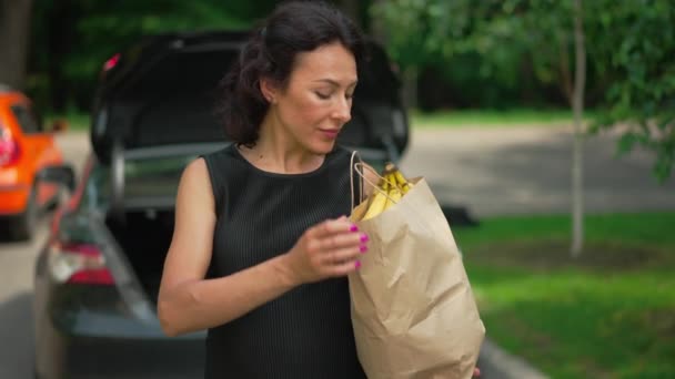 Portret Uroczej Ciężarnej Kobiety Stojącej Torbą Owoców Samochodzie Otwartym Bagażnikiem — Wideo stockowe