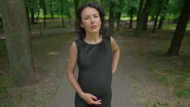 Retrato Una Mujer Embarazada Con Espalda Dolorida Posando Cámara Lenta — Vídeos de Stock