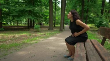 Sunny Park 'ta kürsüden kalkmış kendine güvenen hamile bir kadın ara sokakta ağır çekimde yürüyor. Güzel Kafkasyalı beklentisi bahar yaz günü açık havada eğleniyor.