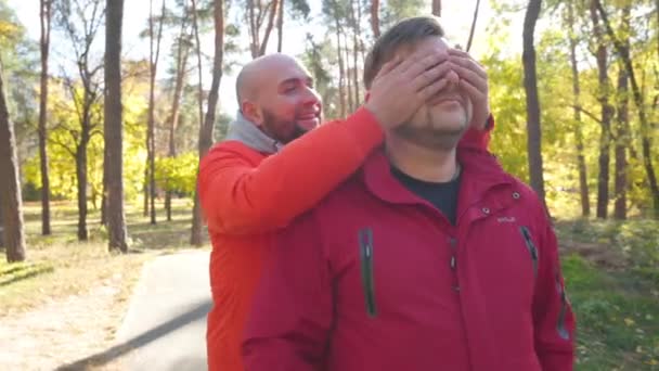 Adult Caucazian Gay Picioare Parc Toamnă Așteptare Partener Vesel Mers — Videoclip de stoc