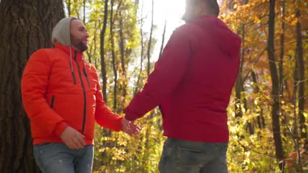Aimer Gay Homme Marche Partenaire Appuyé Sur Arbre Baisers Debout — Video