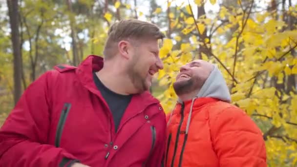Joyeux Hommes Gays Riant Parlant Debout Dans Parc Automne Avec — Video