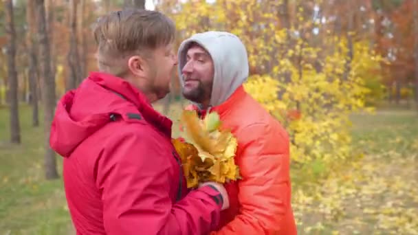 Sorrindo Gay Homem Surpreendente Parceiro Com Buquê Folhas Amarelas Falando — Vídeo de Stock