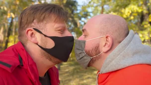 Houden Van Homo Paar Coronavirus Gezicht Maskers Wrijven Neus Dating — Stockvideo