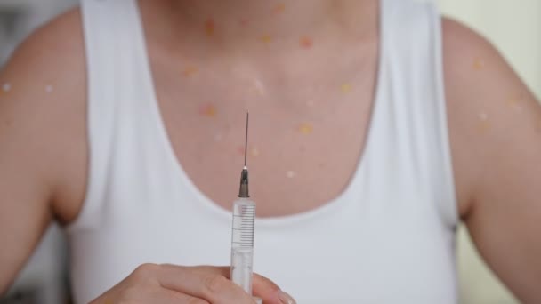 Nahaufnahme Spritzennadel Mit Flüssigem Pockenimpfstoff Der Zeitlupe Versprüht Wird Unerkennbar — Stockvideo