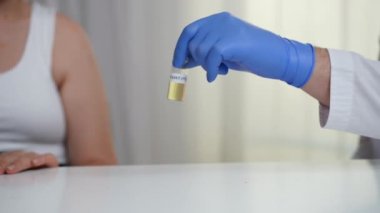 Doktor elinde maymun çiçeği aşısını hastanedeki tanınmayan genç, beyaz bir kadına veriyor. Profesyonel bilim adamı ve hasta hasta içeride.