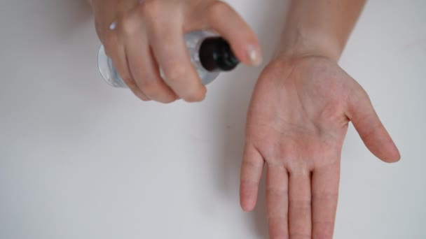 Close Sprühdesinfektionsmittel Auf Handflächen Kranker Weiblicher Hand Zeitlupe Unerkennbare Kaukasierin — Stockvideo