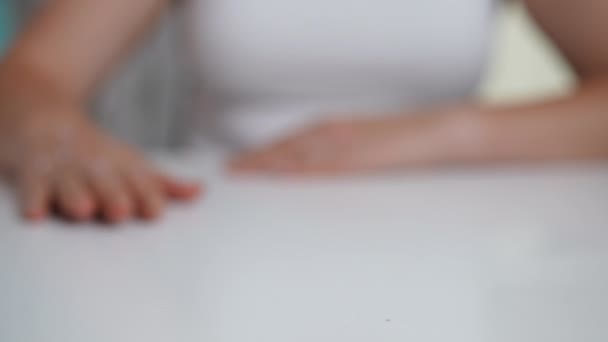 Mão Masculina Colocando Garrafa Com Medicação Mesa Como Mão Feminina — Vídeo de Stock