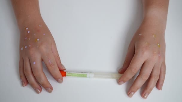 雌性手 用猴痘打开棉签在白桌子上进行医学检测样品 无法辨认的年轻白种人妇女慢动作地做疾病分析 — 图库视频影像