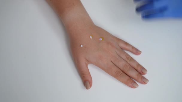 Обзор Женской Руки Врачом Перчатках Анализирующий Обезьянью Сыпь Оспы Замедленной — стоковое видео