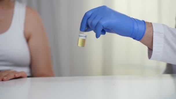 Dokter Die Het Aappokkenvaccin Doorgeeft Aan Een Zieke Blanke Vrouw — Stockvideo