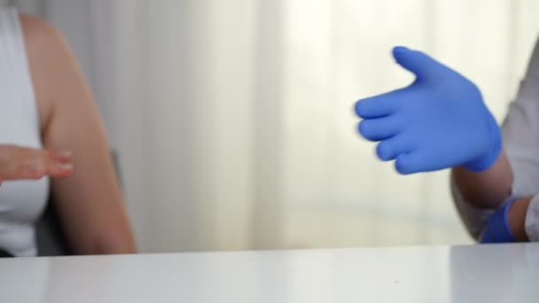 Enfermo Paciente Con Erupción Viruela Mono Estrechando Mano Con Médico — Vídeos de Stock