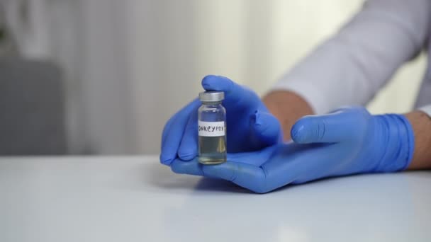 Médico Irreconocible Mostrando Vacuna Contra Viruela Del Mono Hospital Caucásico — Vídeos de Stock