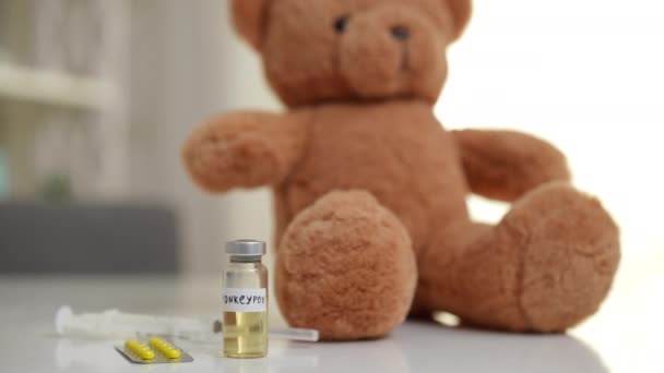 Monkey Pox Vaccine Pills Syringe Table Blurred Teddy Bear Concepto — Vídeos de Stock