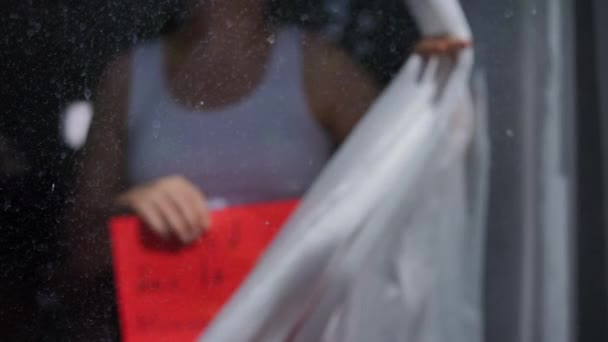 Jonge Onherkenbare Vrouw Die Gordijn Opent Handgeschreven Spandoek Ophangt Gesloten — Stockvideo
