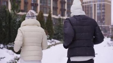 Canlı kamera, karlı havada koşan bir çifti izliyor. Kışın koşan beyaz erkek ve kadının hareketli görüntülerini izliyoruz. Yaşam tarzı ve spor konsepti